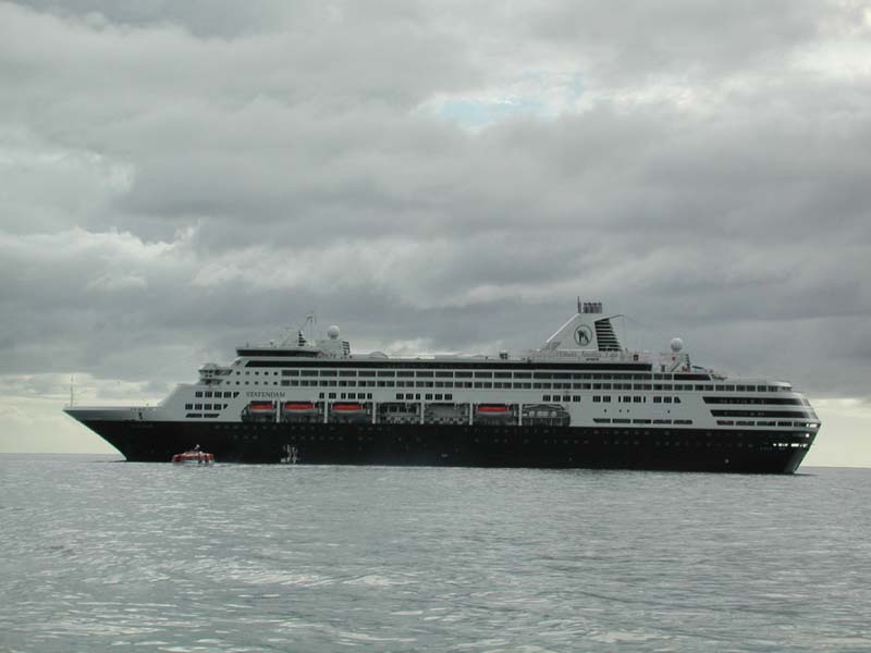 Cruise ship.jpg 43.1K